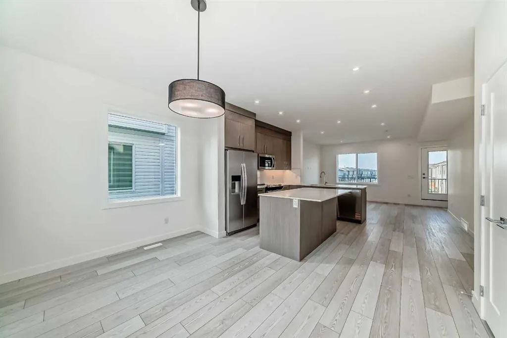 42 Corner Glen Manor NE