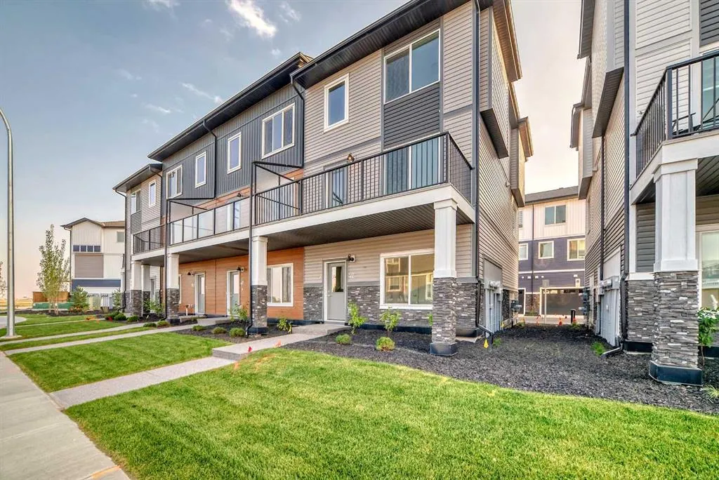 42 Corner Glen Manor NE
