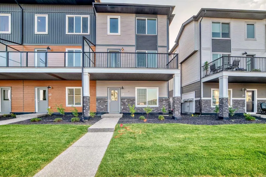 42 Corner Glen Manor NE