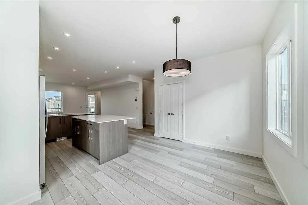 42 Corner Glen Manor NE
