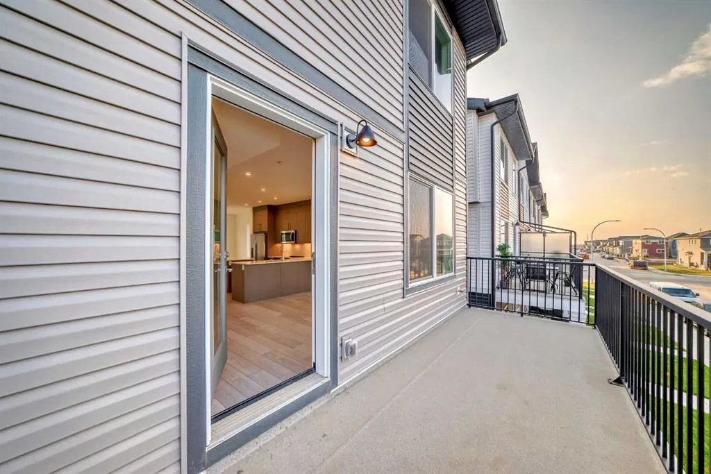 42 Corner Glen Manor NE