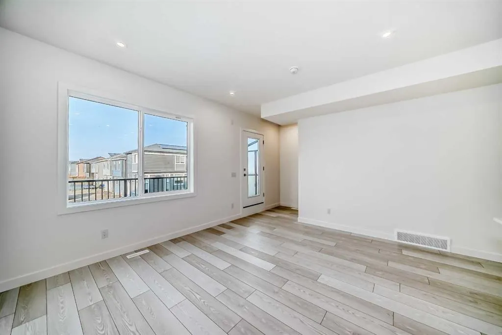 42 Corner Glen Manor NE