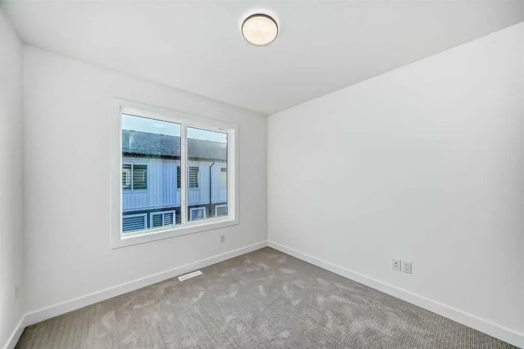 42 Corner Glen Manor NE