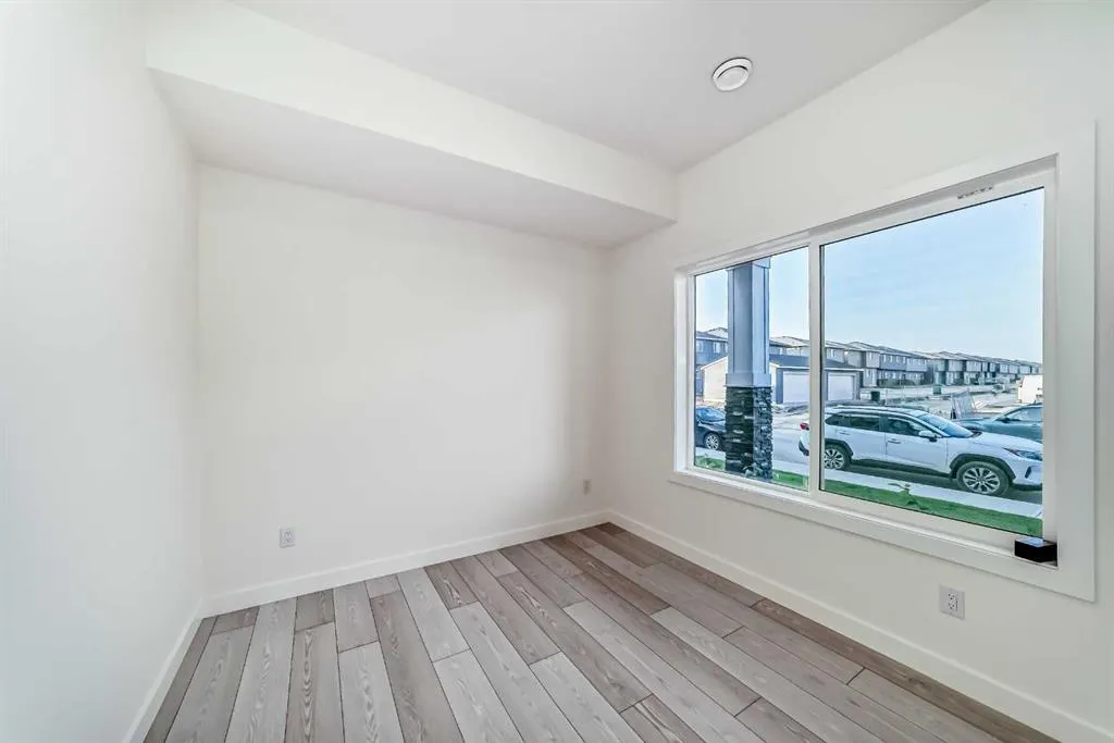 42 Corner Glen Manor NE