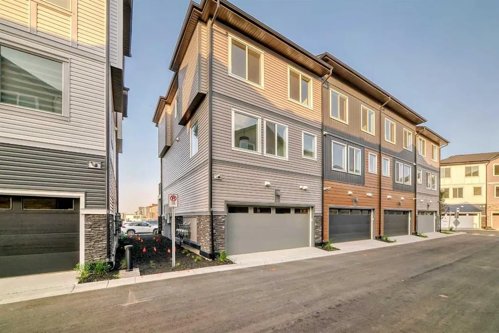 42 Corner Glen Manor NE