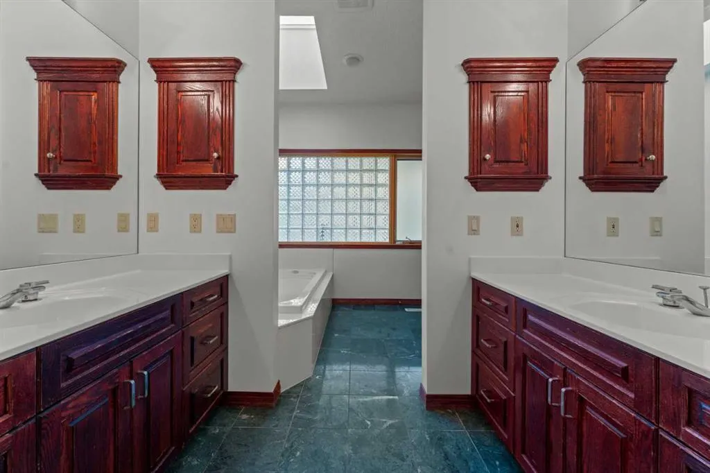 28 Slopes Grove SW