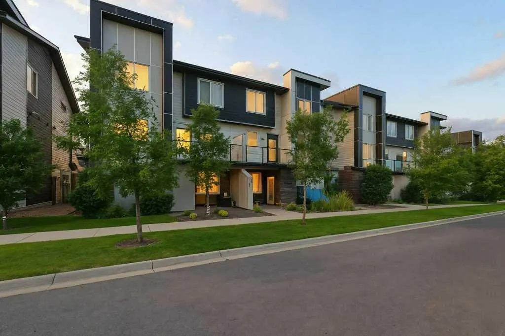 125 Redstone NE, #202