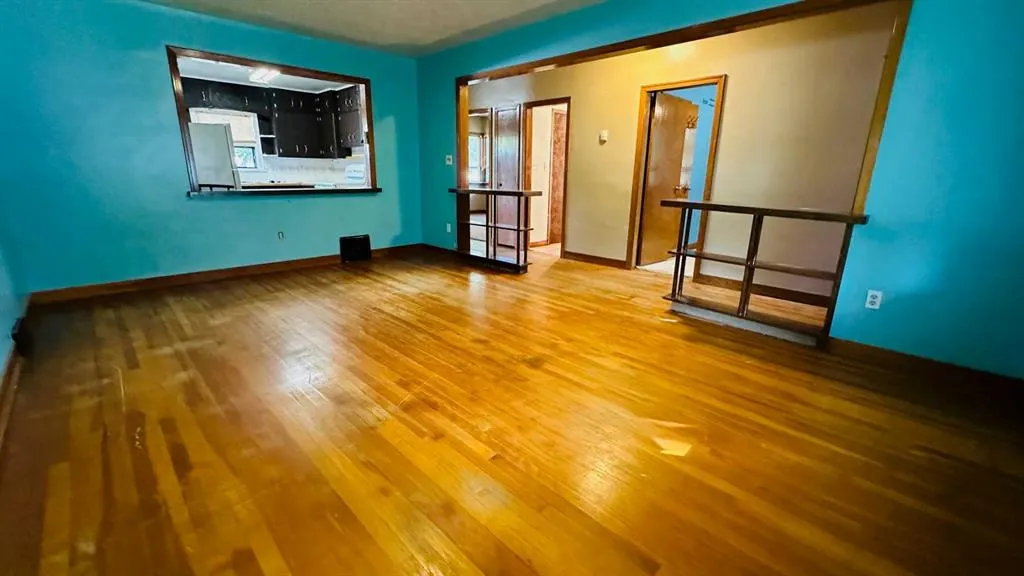 282 1 Street W