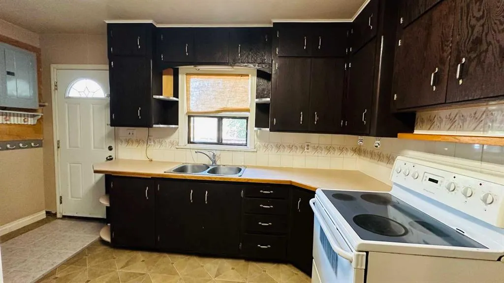 282 1 Street W