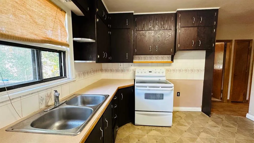 282 1 Street W