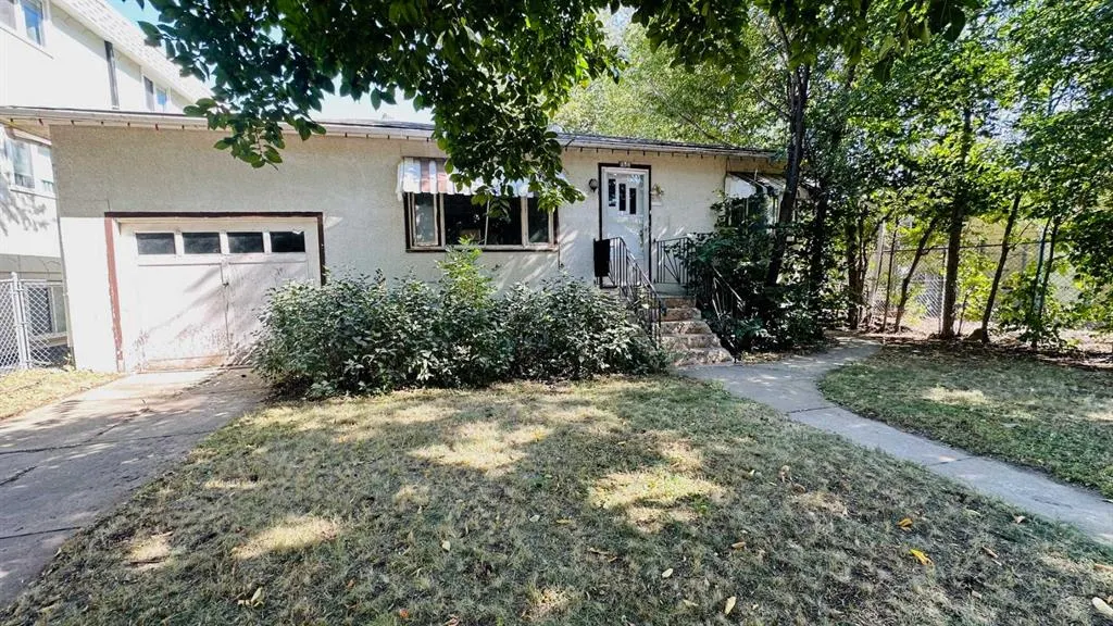 282 1 Street W