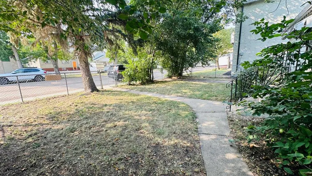 282 1 Street W