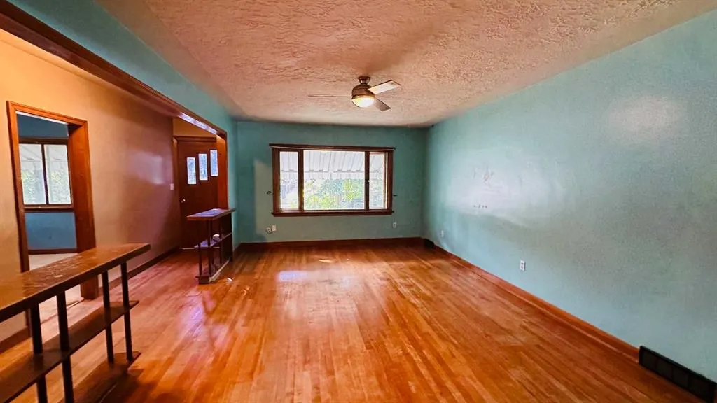 282 1 Street W