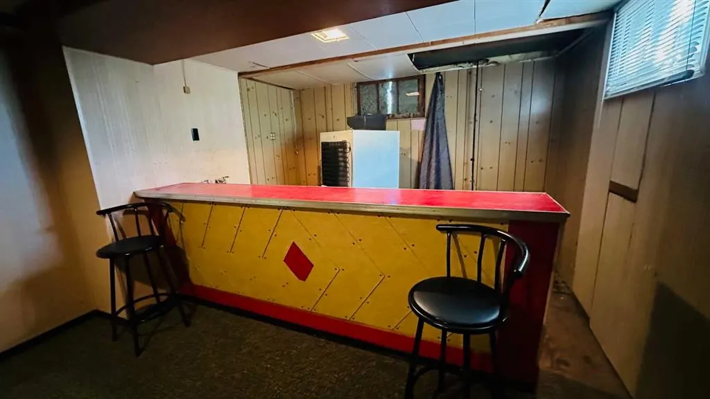 282 1 Street W