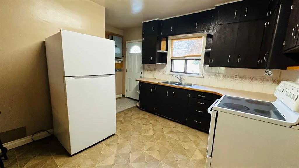 282 1 Street W