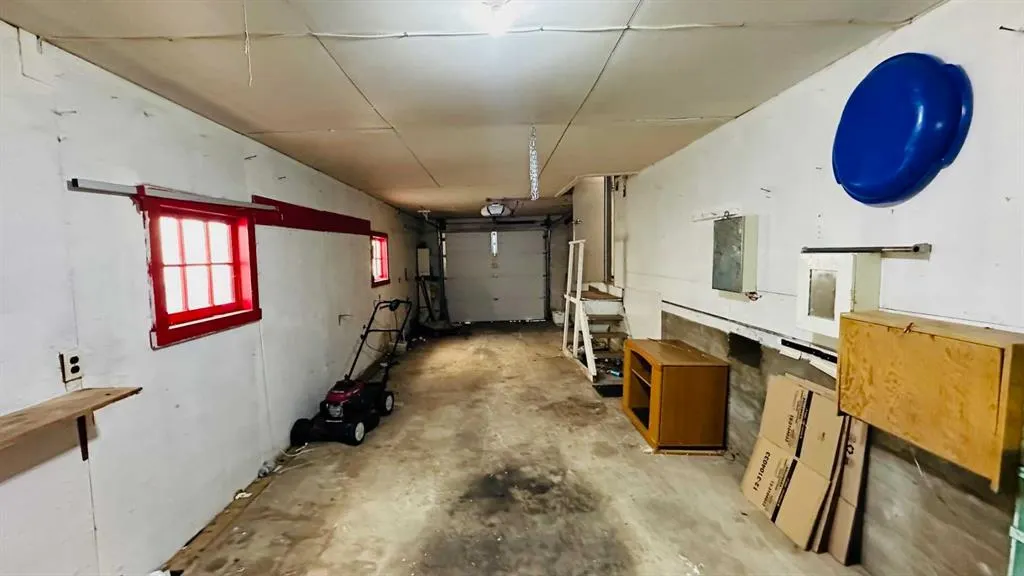 282 1 Street W