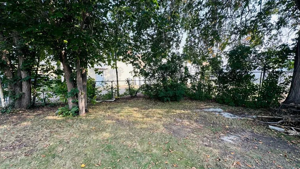 282 1 Street W