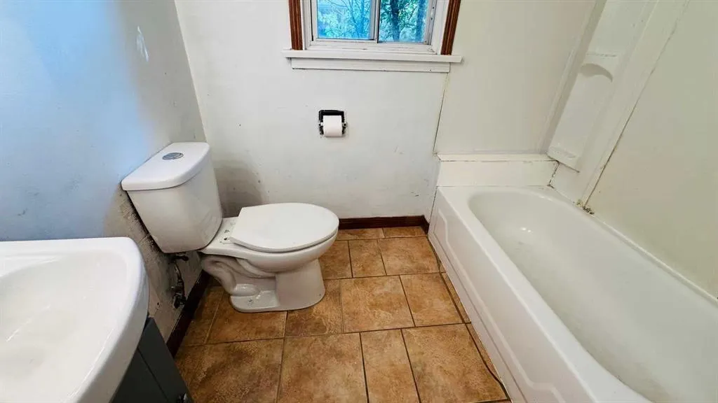 282 1 Street W