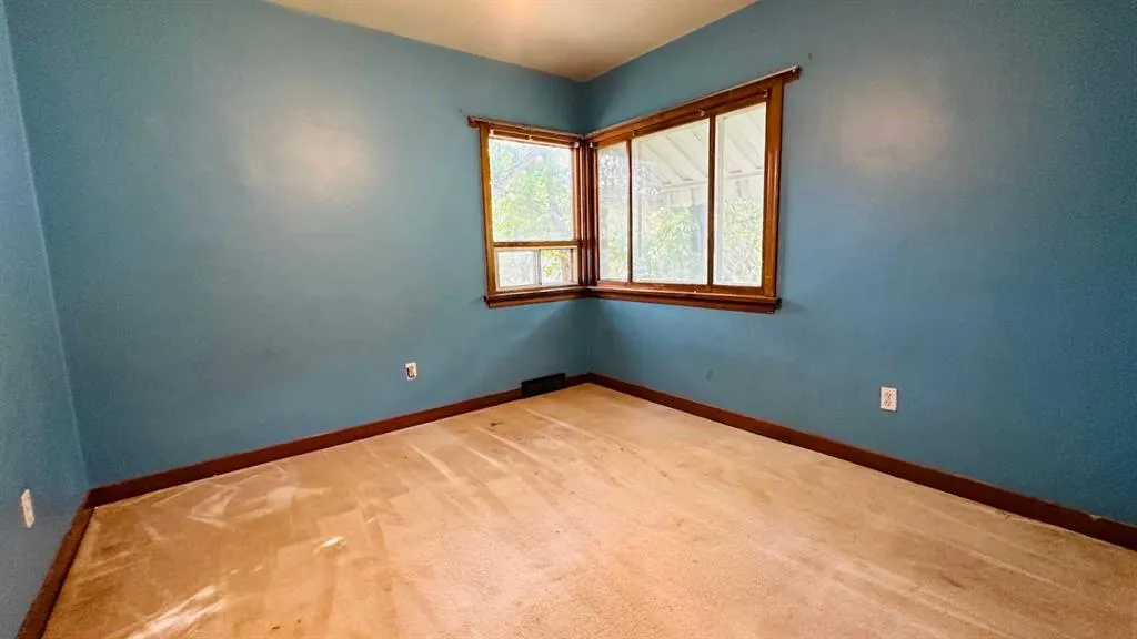 282 1 Street W