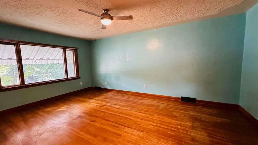 282 1 Street W