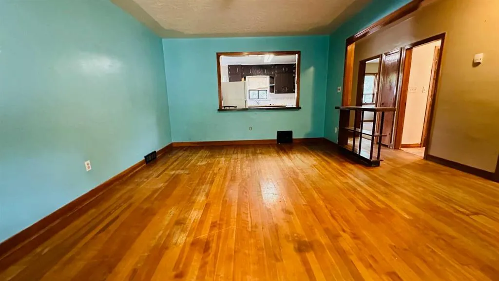 282 1 Street W