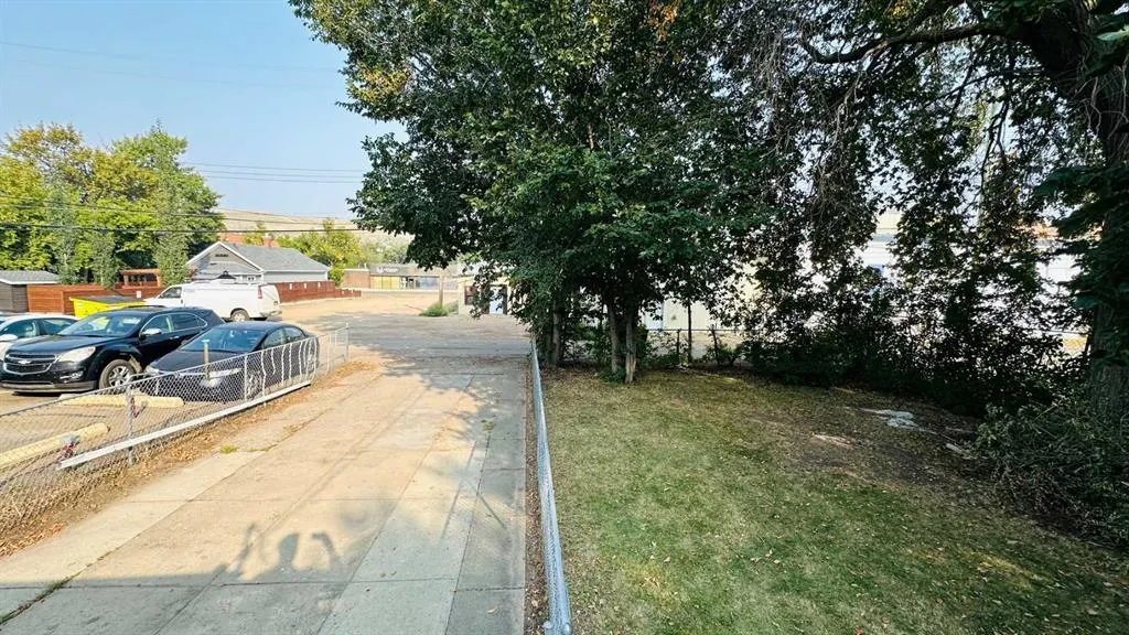 282 1 Street W