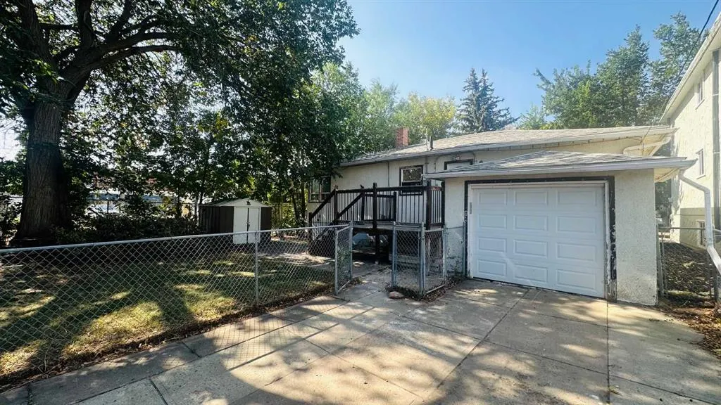 282 1 Street W