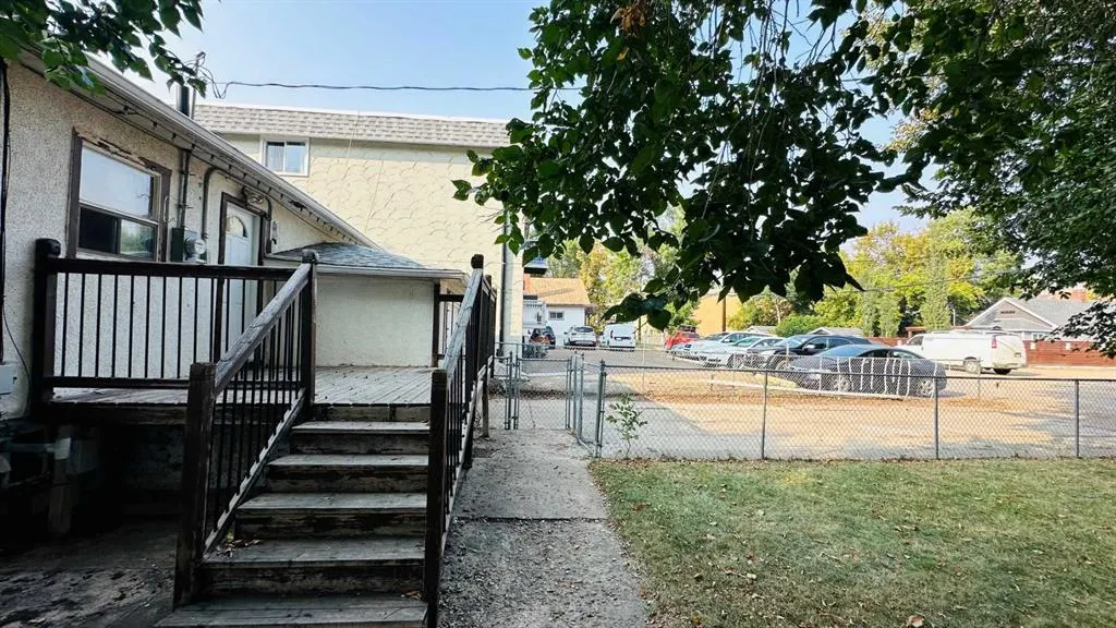 282 1 Street W
