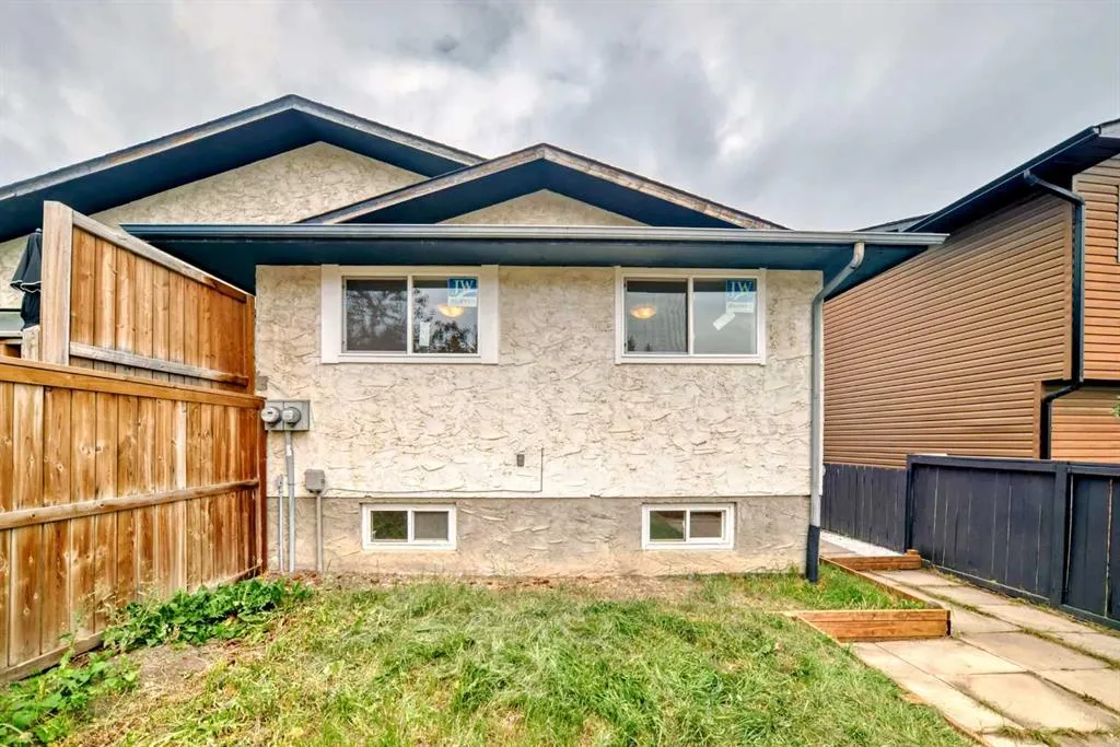 81 Bearberry Close NW