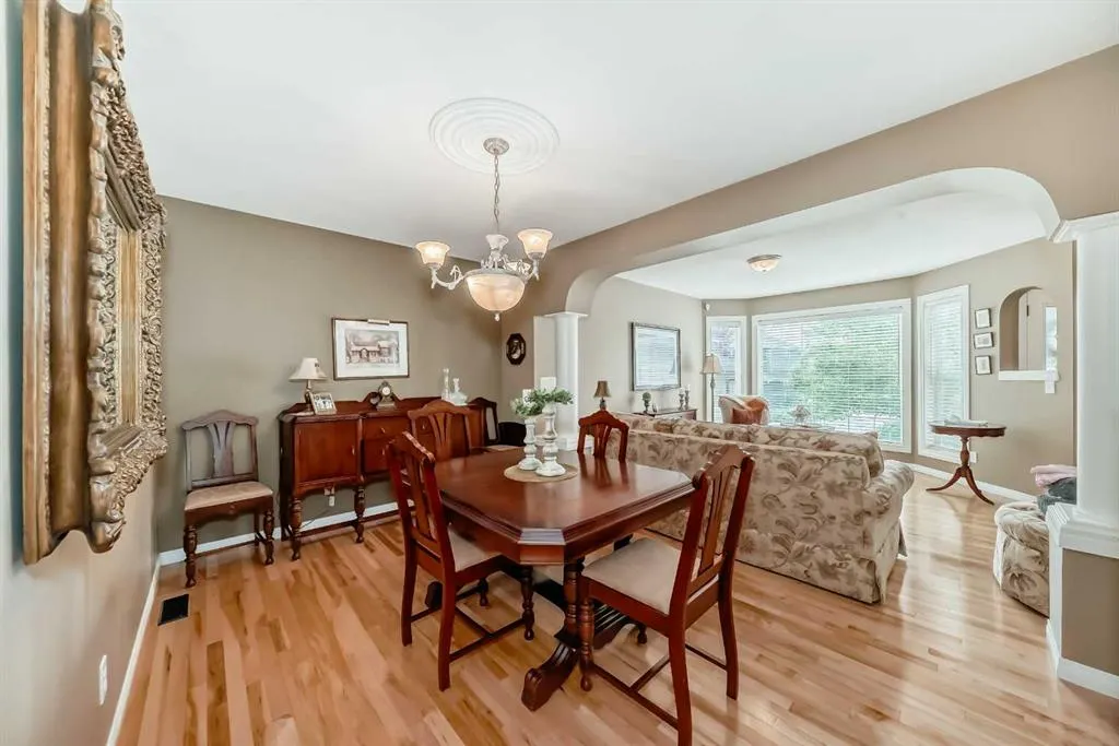 69 Simcoe Close SW