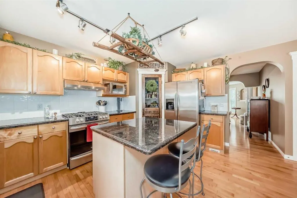 69 Simcoe Close SW