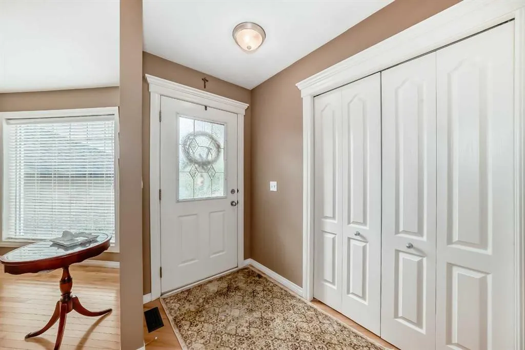 69 Simcoe Close SW