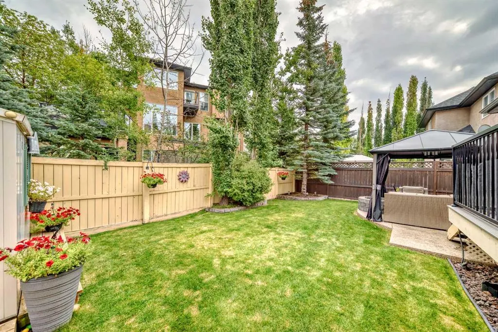 69 Simcoe Close SW