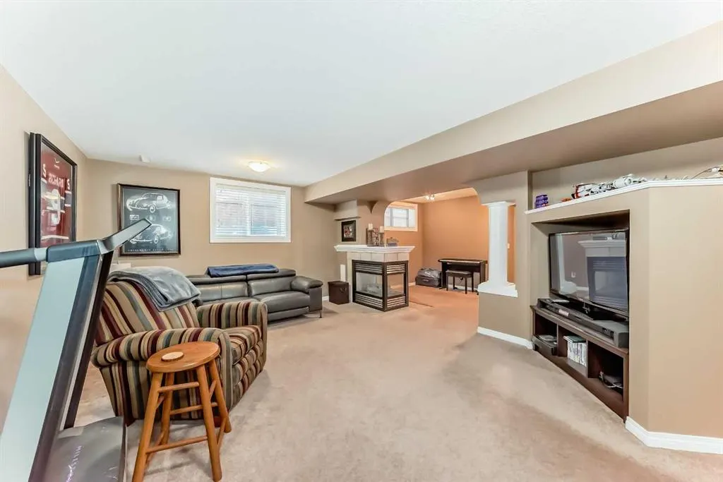 69 Simcoe Close SW