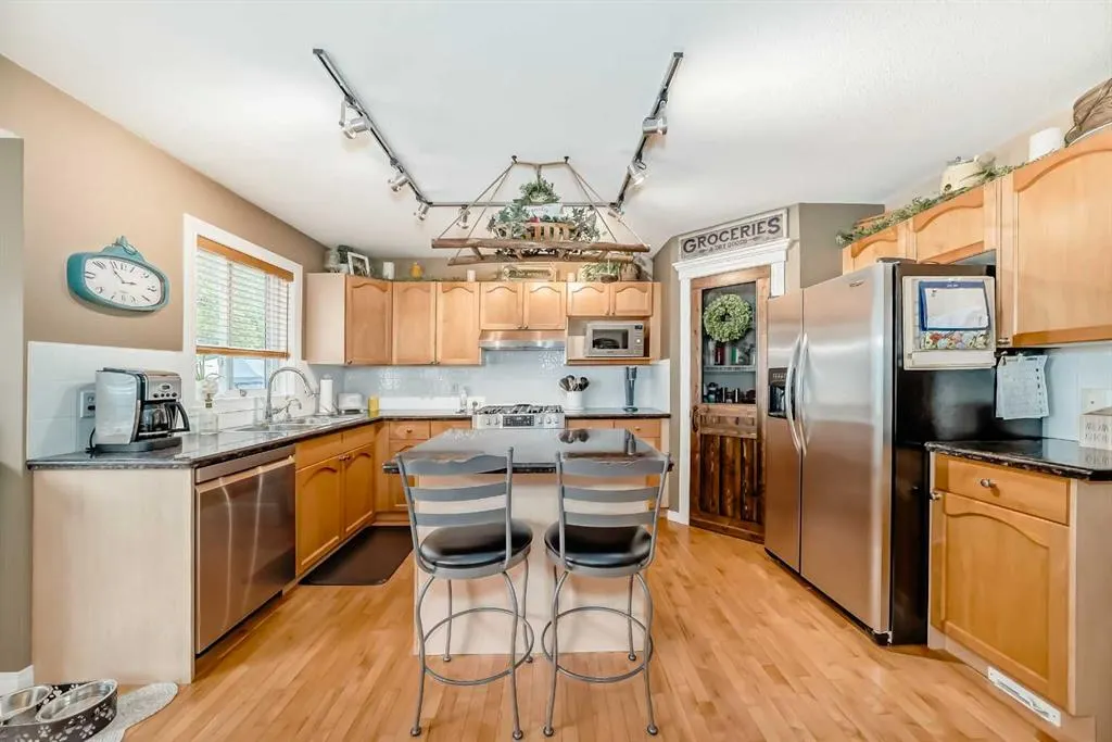 69 Simcoe Close SW