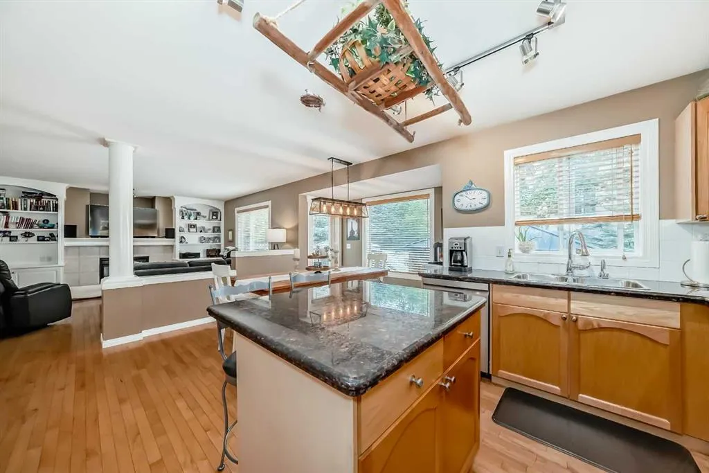 69 Simcoe Close SW