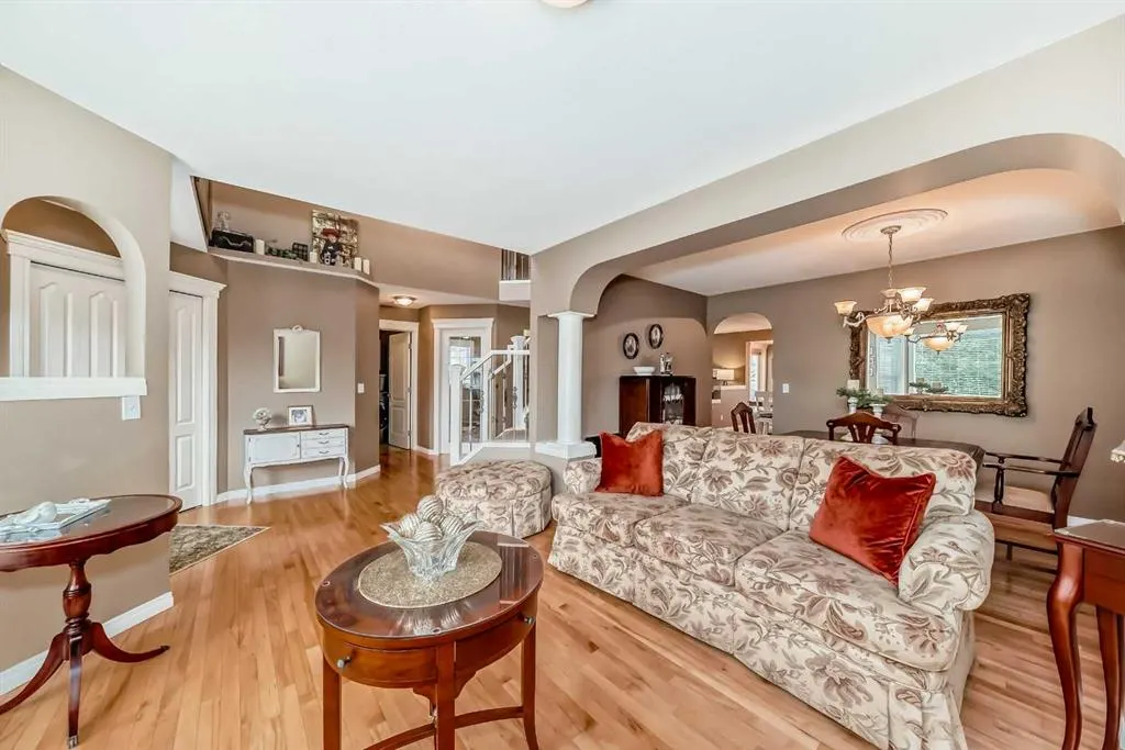 69 Simcoe Close SW