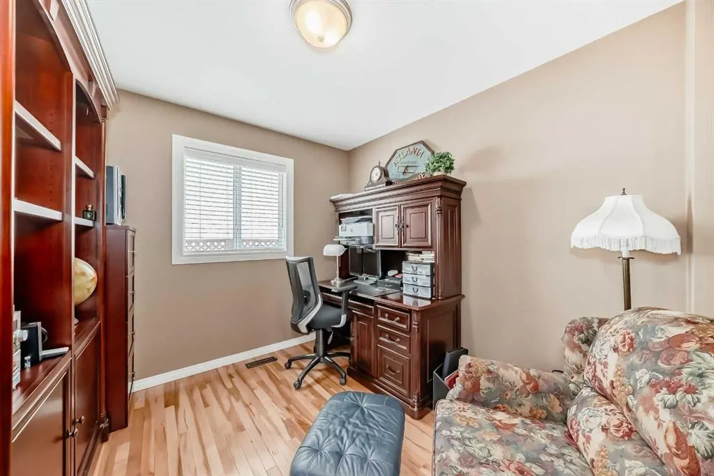 69 Simcoe Close SW