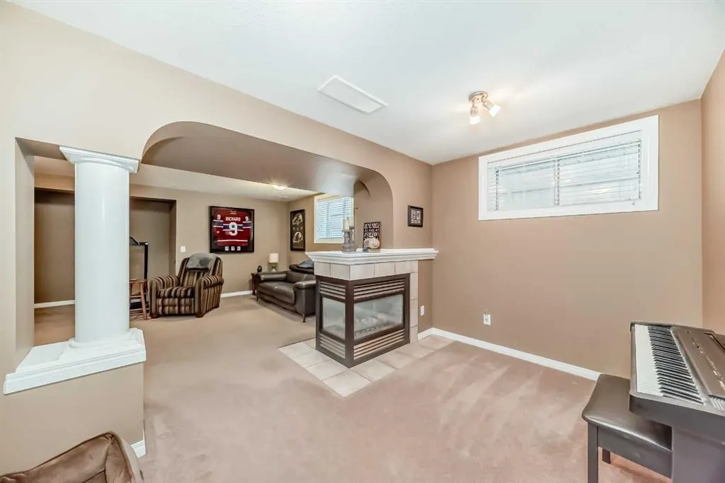 69 Simcoe Close SW