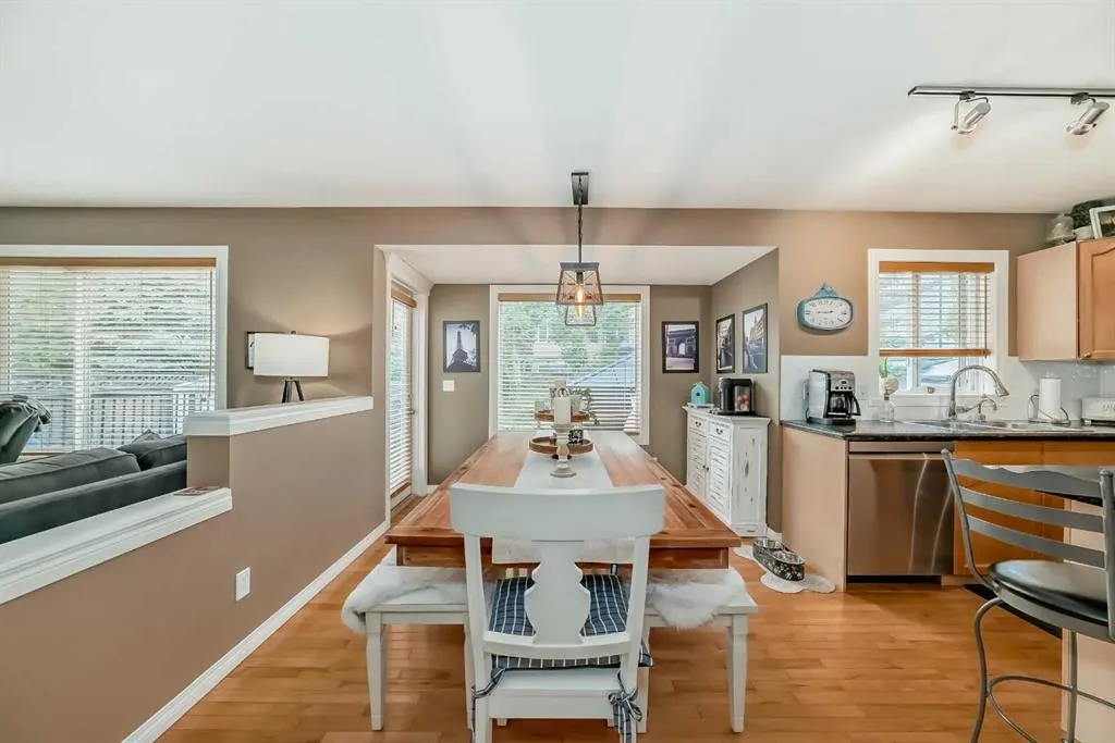 69 Simcoe Close SW