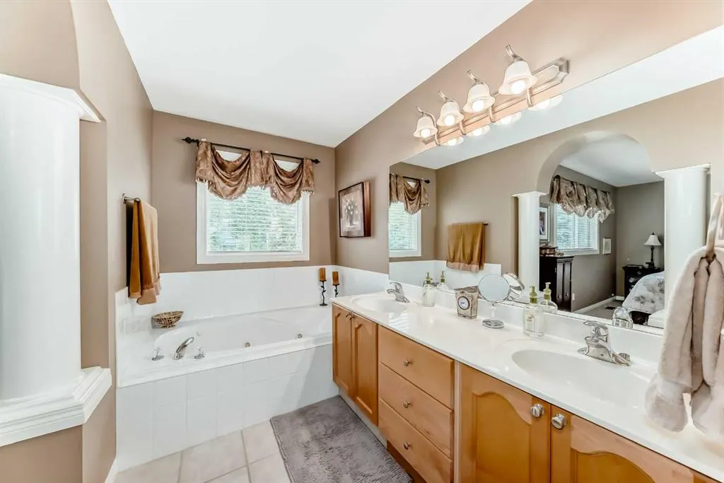 69 Simcoe Close SW