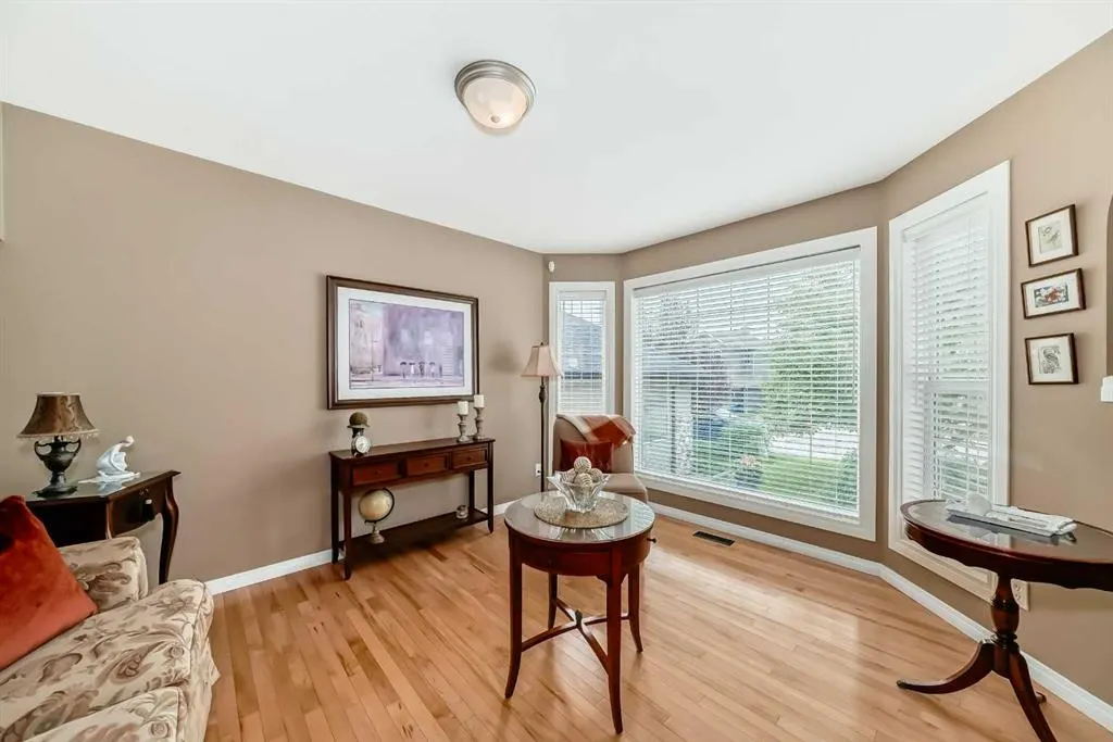 69 Simcoe Close SW