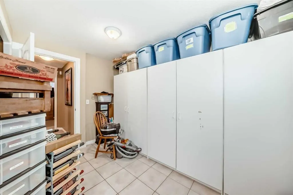 69 Simcoe Close SW