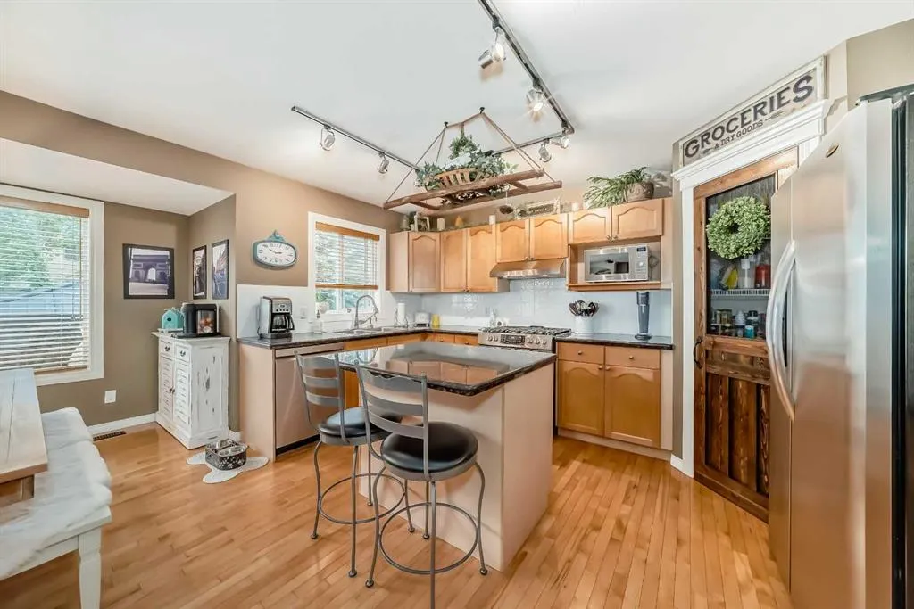 69 Simcoe Close SW