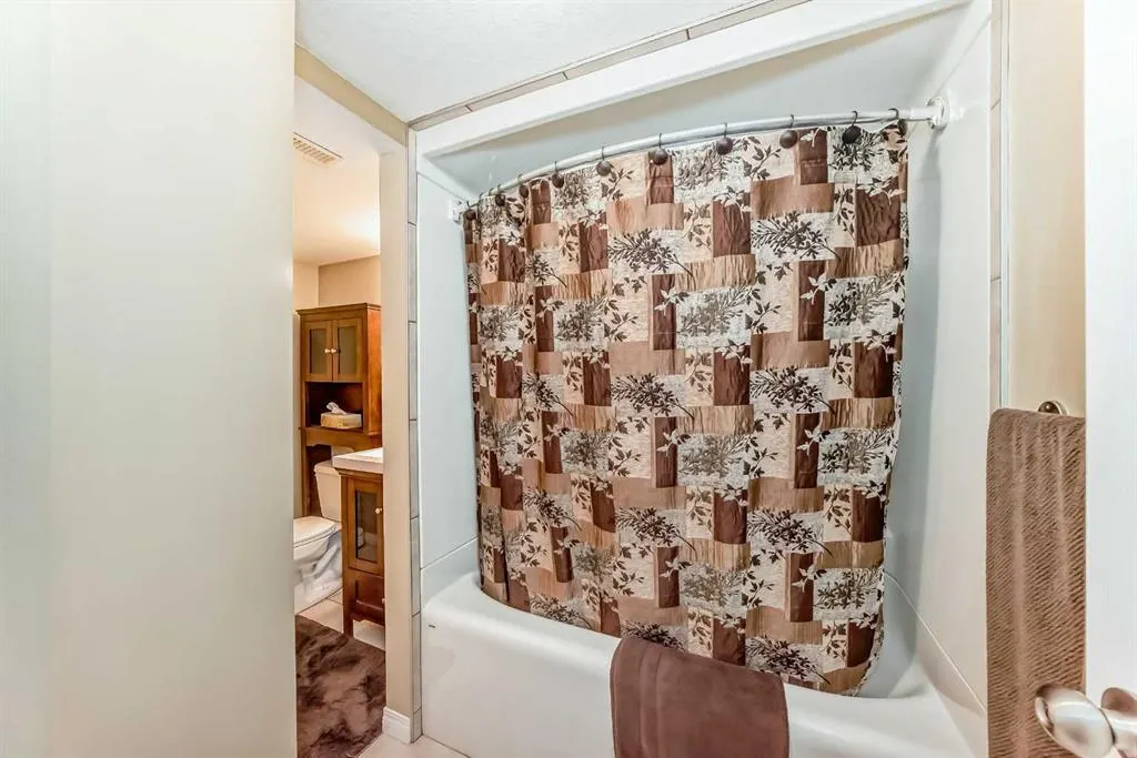 69 Simcoe Close SW