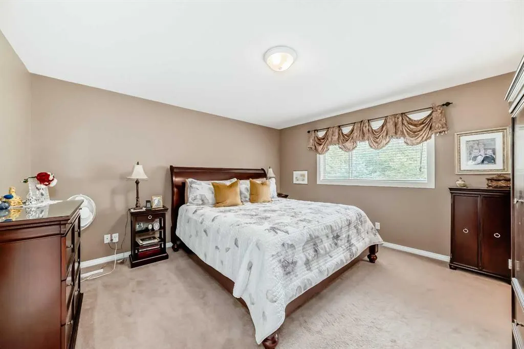 69 Simcoe Close SW