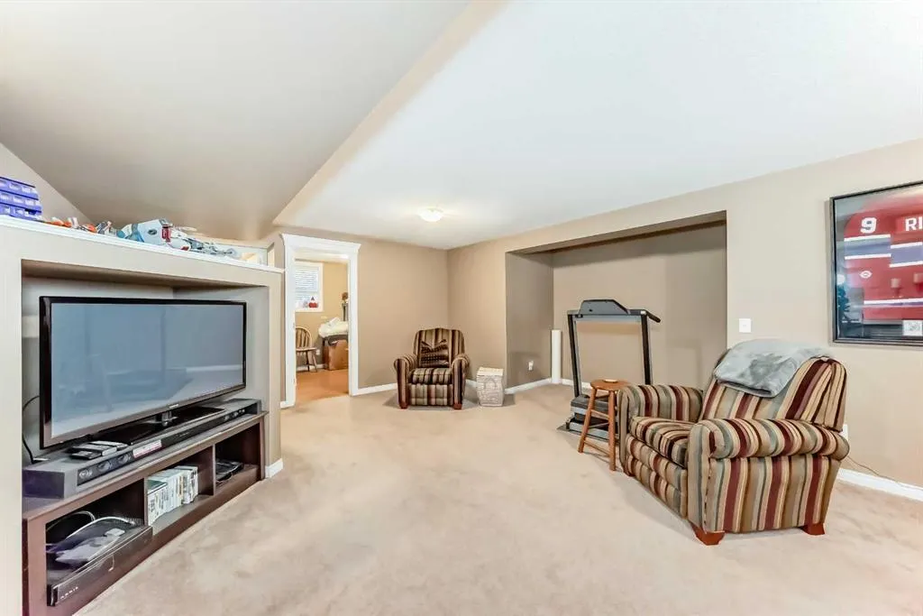 69 Simcoe Close SW