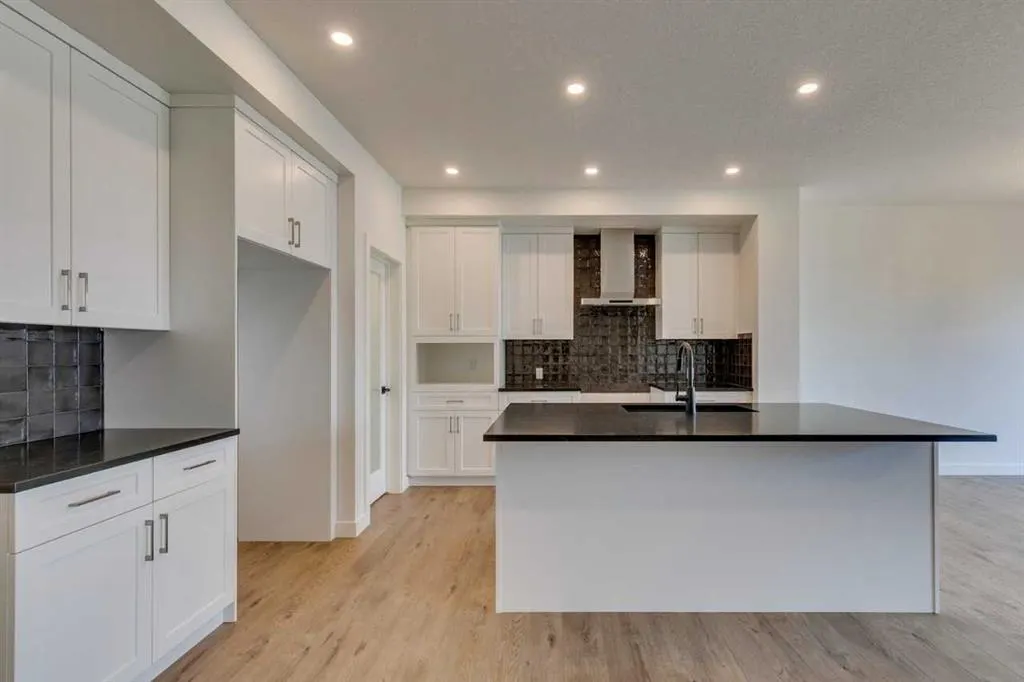 104 Amblefield Grove NW