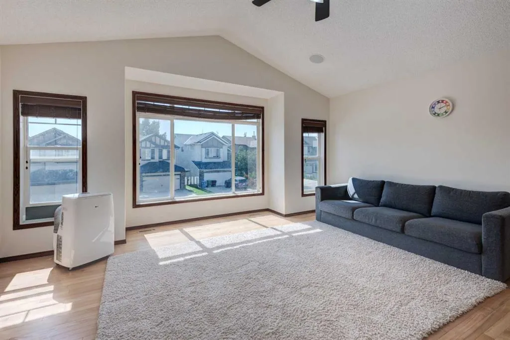 147 New Brighton Close SE