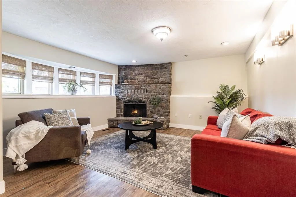 52 Ross Heights Court SE